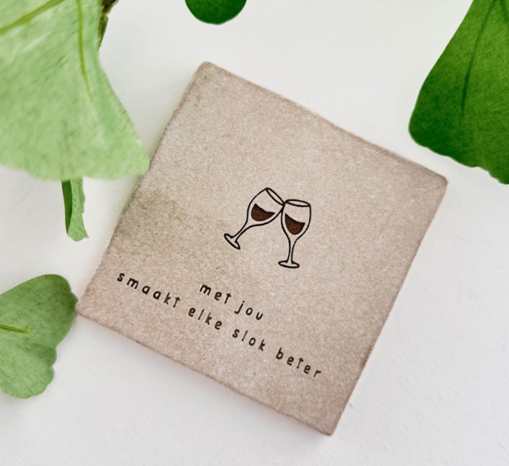 Gegraveerd op taupe tegel