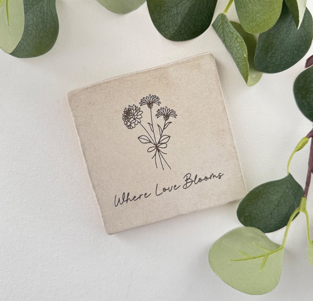 Geboortebloemen met tekst where love blooms