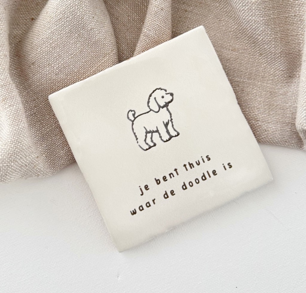 Tegeltje met doodle hondje