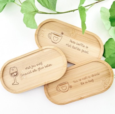 Serveerplankje bamboe met kopje koffie, thee kopje of wijnglas. Inclusief leuke tekst. 