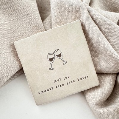 Tegeltje met 2 proostende glazen