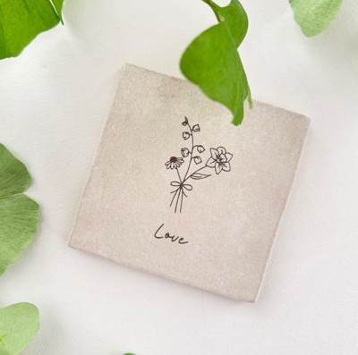 Geboortebloemen op tegel met tekst love