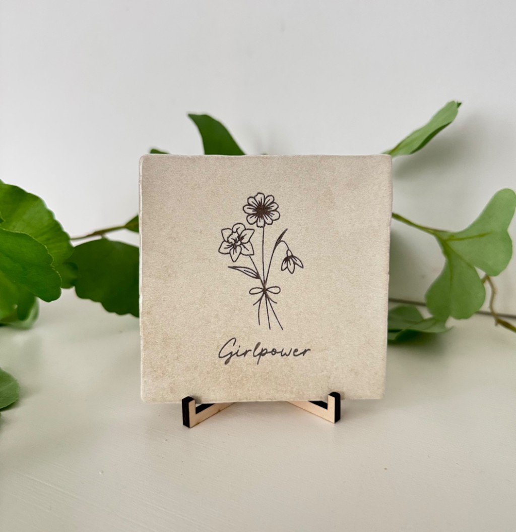 Tegeltje met geboortebloemen en tekst girlpower