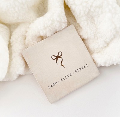 Tegeltje met strikje op teddy stof