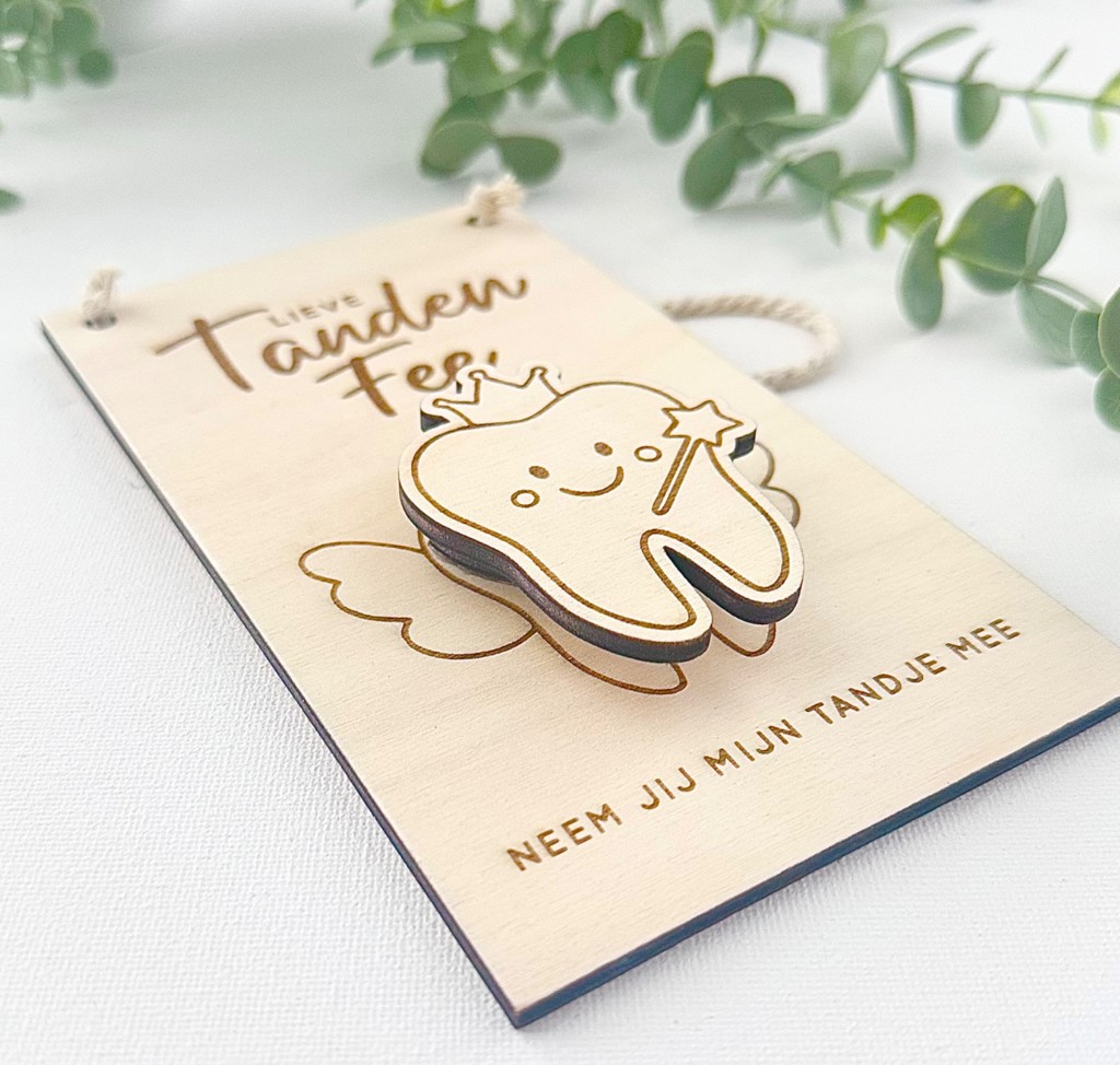 Close up met zicht op het bakje voor de tand en een centje