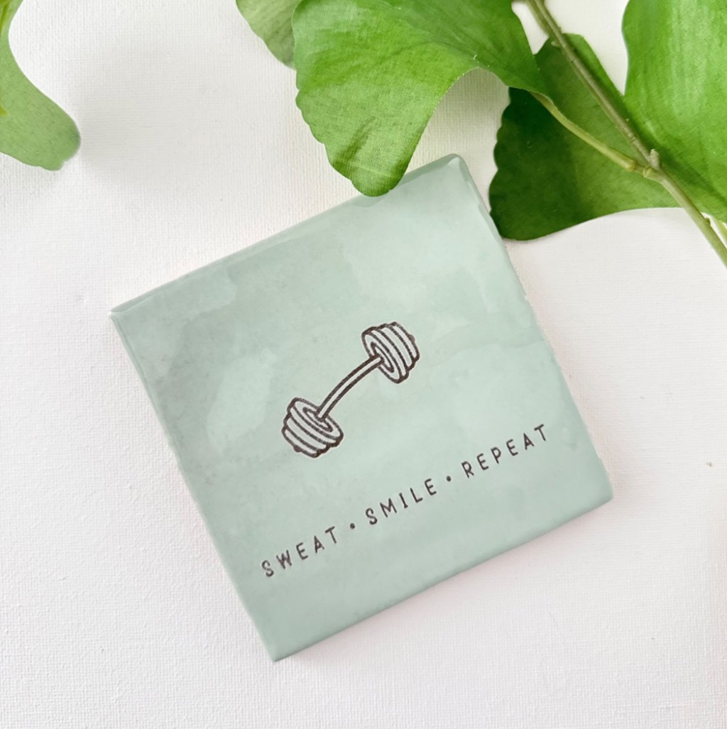 Groen tegeltje met dumpbell 