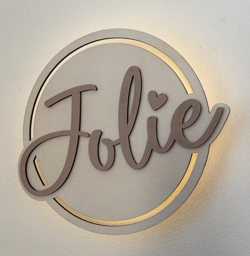 Lamp met naam Jolie, met licht dat brand. 